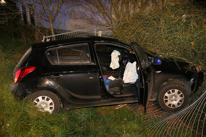 Ungebremst von der Straße in den Graben. Die Bilder vom Unfallort.