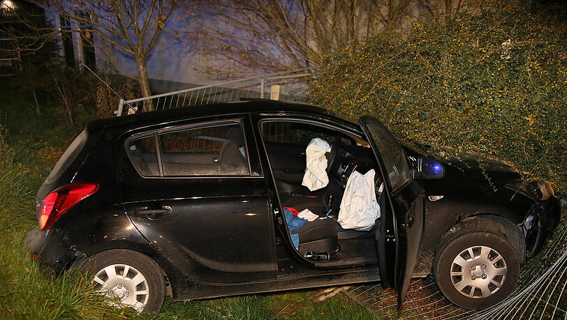 Ungebremst von der Straße in den Graben. Die Bilder vom Unfallort. Ungebremst von der Straße in den Graben. Die Bilder vom Unfallort.
