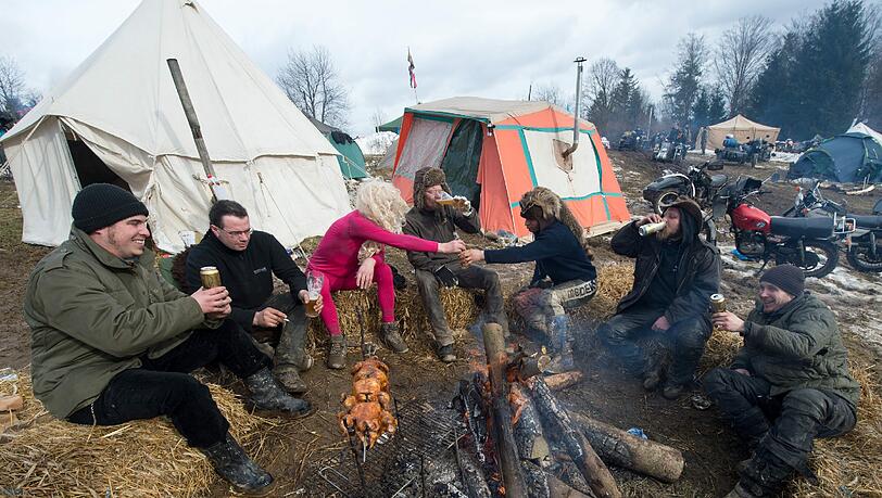Am Wochenende treffen sich wieder Tausende Biker aus ganz Europa zum Elefantentreffen im Bayerischen Wald. Wie's da zugeht? Hier die Bilder vom letzten Jahr. Am Wochenende treffen sich wieder Tausende Biker aus ganz Europa zum Elefantentreffen im Bayerischen Wald. Wie's da zugeht? Hier die Bilder vom letzten Jahr.