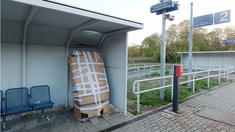 Der explodierte Fahrkartenautomat am S-Bahnhaltepunkt "Südstadt" ist mit Pappe gesichert.