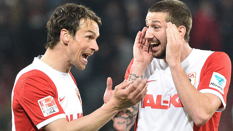 FC Augsburg (2011 - 2016): Zur Saison 2011/ 2012 wechselt der Stürmer zum FC Augsburg. Ausgelassene Stimmung herrscht zwischen Mölders (re.) und Teamkollege Markus Feulner etwa, als die Augsburger 2:1 gegen den VfB Stuttgart gewinnen.