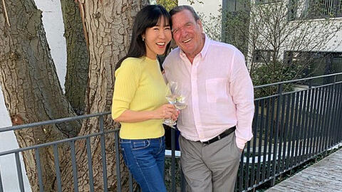 Gerhard Schröder mit seiner Frau Soyean Schröder-Kim feiern dieses Jahr im heimischen Hannover.