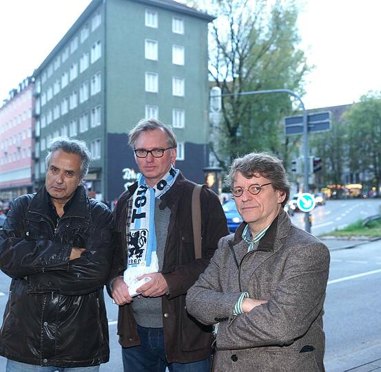 Protestieren gegen die Wohnraumverschwendung: Autor Friedrich Ani (l.) und die Kabarettisten Christian Springer (mit 60er-Schal) und Frank-Markus Barwasser vor dem Anwesen Pestalozzistraße 2.