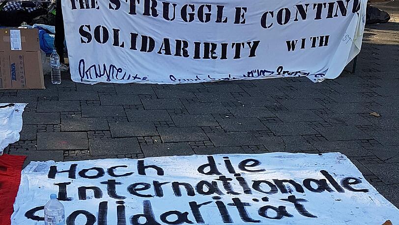 Für Bleiberecht protestieren die Flüchtlinge am Sendlinger Tor und gerechte Behandlung &ndash; immer noch, wieder.
