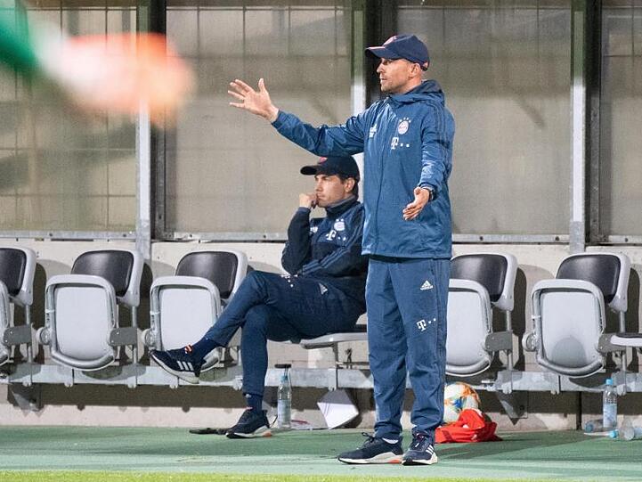 Trainer Sebastian Hoeneß vom FC Bayern gestikuliert am Spielfeldrand. Foto: Matthias Balk/dpa/Archivbild