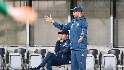 Trainer Sebastian Hoeneß vom FC Bayern gestikuliert am Spielfeldrand. Foto: Matthias Balk/dpa/Archivbild