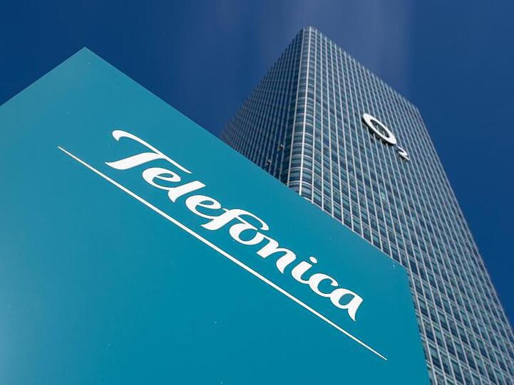 Das Logo des Telekommunikationsanbieters Telefónica ist vor der Deutschlandzentrale zu sehen. Foto: Sven Hoppe/dpa/Symbolbild