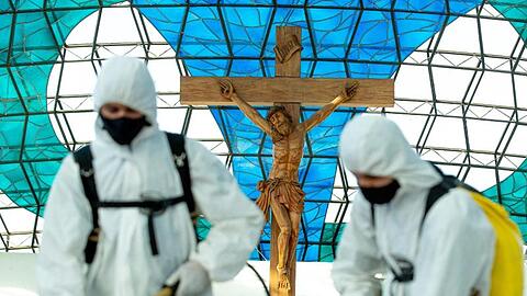 Die Kathedrale Nossa Senhora Aparecida in Brasilia wird desinfiziert.
