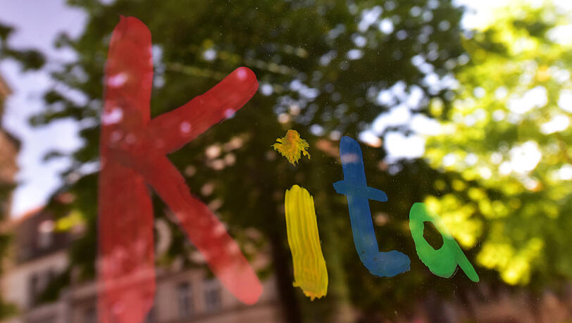 Die eigentlich als Entlastung gedachte Veränderung der Quarantäneregeln erhöhe lediglich das Ansteckungsrisiko der Kinder und der Beschäftigten in den Einrichtungen, findet Grün-Rot im Stadtrat. (Symbolbild)