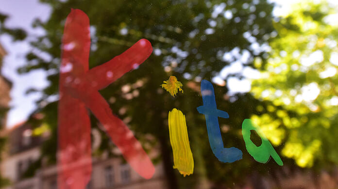 Die eigentlich als Entlastung gedachte Veränderung der Quarantäneregeln erhöhe lediglich das Ansteckungsrisiko der Kinder und der Beschäftigten in den Einrichtungen, findet Grün-Rot im Stadtrat. (Symbolbild)