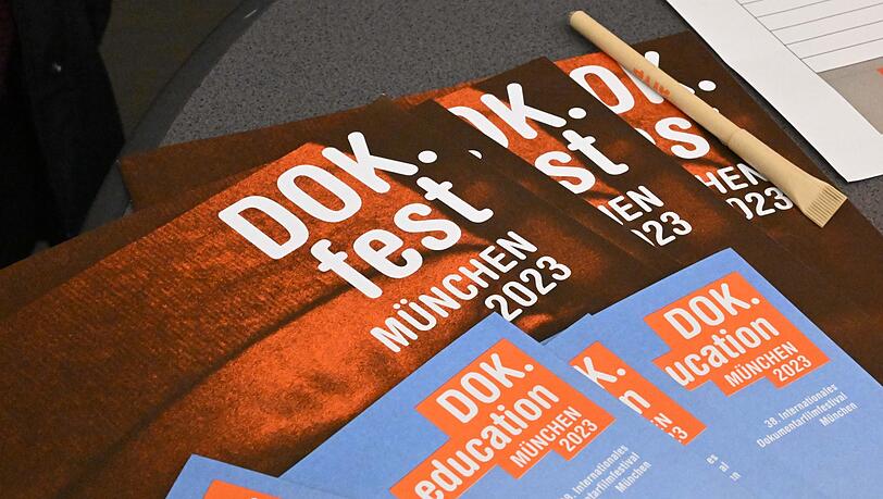 Prospekte liegen bei der Pressekonferenz des DOK.fest München im City Kino.