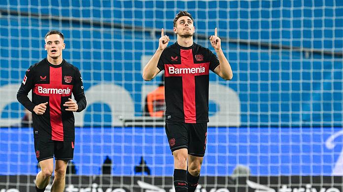 Wichtiges Tor, dezenter Jubel: Josip Stanisic (l.) bewies mit seiner Leistung gegen den Rekordmeister, dass er das Format für den FC Bayern hat.