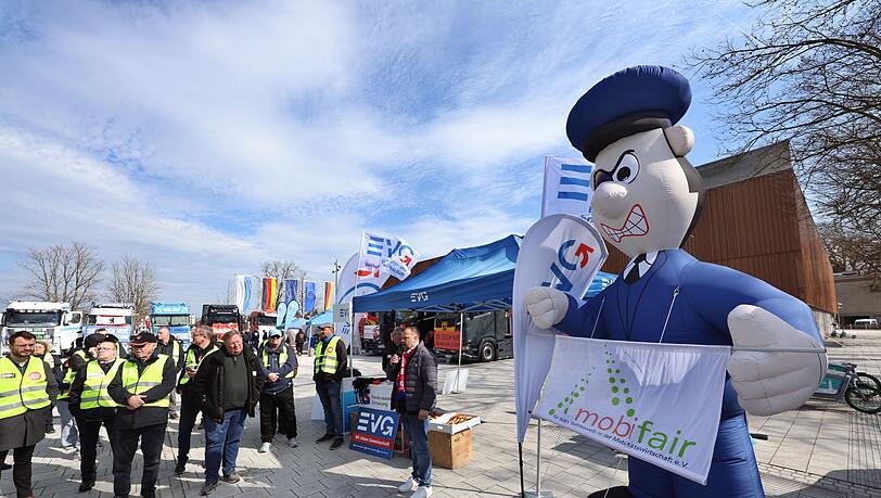 Mehrere Dutzend EVG-Mitglieder protestieren f&uuml;r mehr Sicherheit f&uuml;r Bahn-Besch&auml;ftigte.