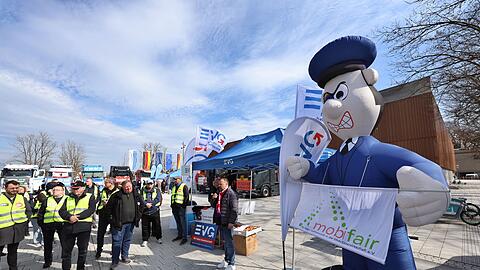Mehrere Dutzend EVG-Mitglieder protestieren f&uuml;r mehr Sicherheit f&uuml;r Bahn-Besch&auml;ftigte.