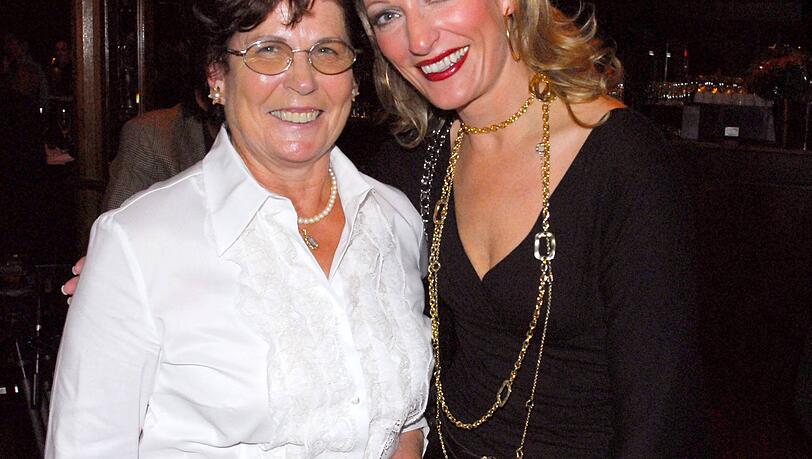Monika Gruber und ihre Mutter Magdalena im Jahr 2006.