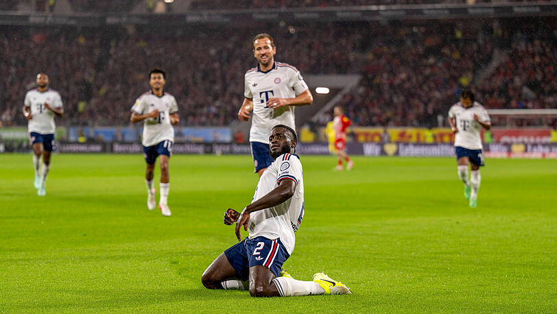 Dayot Upamecano bejubelt sein Tor, dahinter kommen bereits Harry Kane (Mitte) und Co. zur Gratulation angestürmt. Dayot Upamecano bejubelt sein Tor, dahinter kommen bereits Harry Kane (Mitte) und Co. zur Gratulation angestürmt.