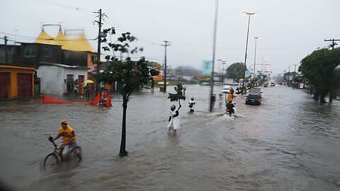 In Recife erwartet die USA und Deutschland eine Wasserschlacht. Die irren Regen-Bilder aus Recife!