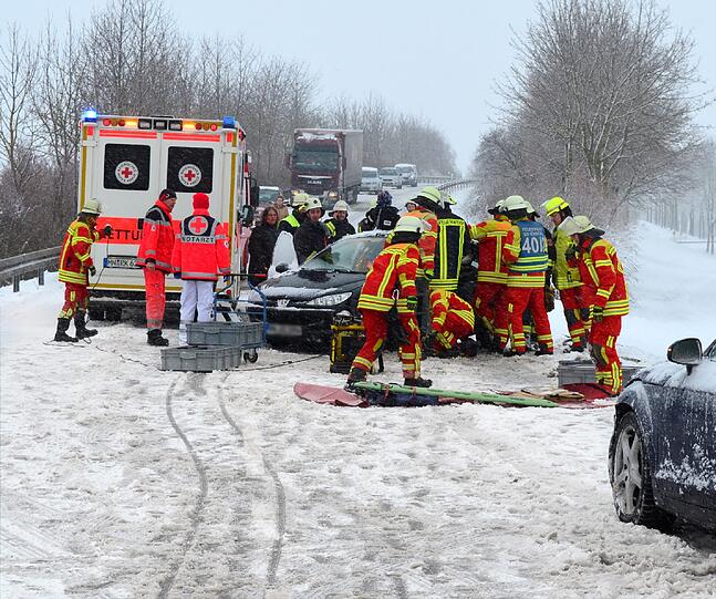 Es kam zu zahlreichen Unfällen aufgrund winterlicher Straßenverhältnisse.