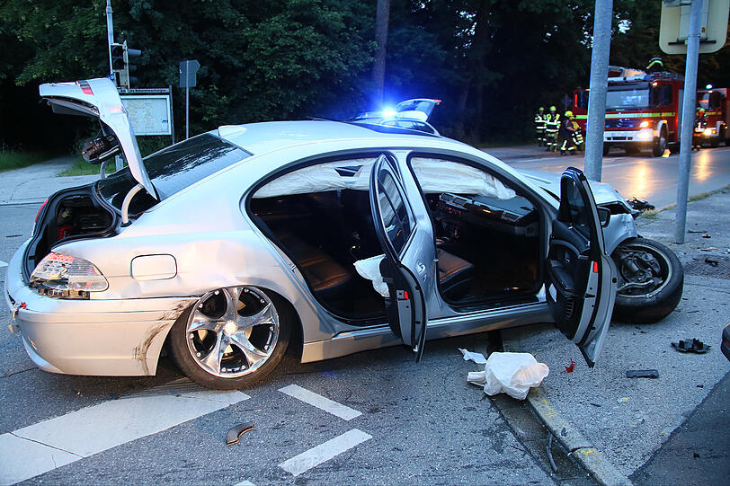 Ein Atemalkohol-Test bei dem BMW-Fahrer ergab einen Wert von 1,6 Promille, er wurde daraufhin von der Polizeistreife nach Mühldorf in Krankenhaus gebracht.