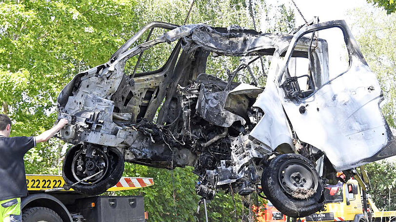 Der Klein-Lkw ist ein Wrack, der Fahrer überlebt mit schwersten Verletzungen. Die Bilder vom Unfallort bei Allershausen.