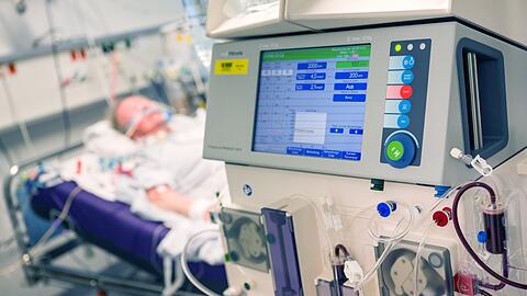 Ein Patient liegt in Großhadern an einem Beatmungsgerät und einem Dialysegerät (Vordergrund). Laut Auskunft des LMU-Klinkums stehen in Großhadern für Erwachsene mehr als 140 Intensivbetten zur Verfügung, wovon 75 für die Aufnahme von Covid-19-Patienten genutzt werden.
