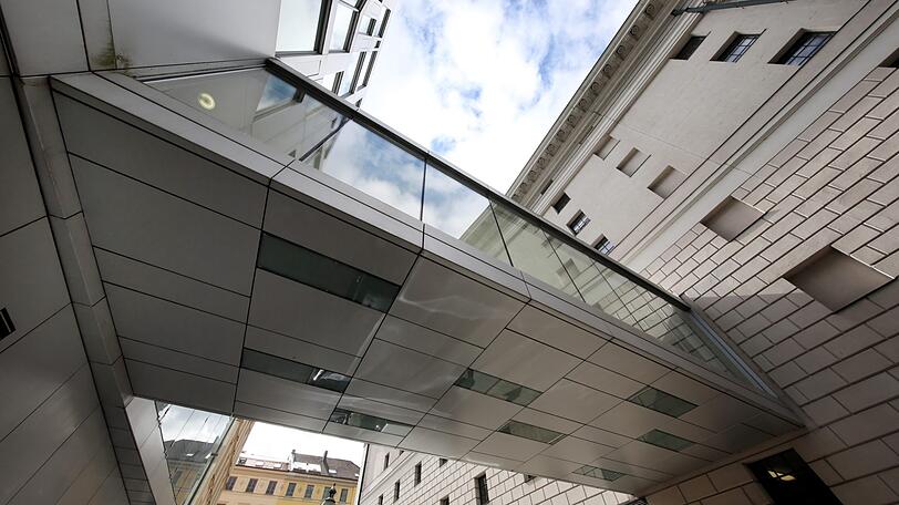 Brückenschlag: der Übergang zwischen Oper und Probengebäude.