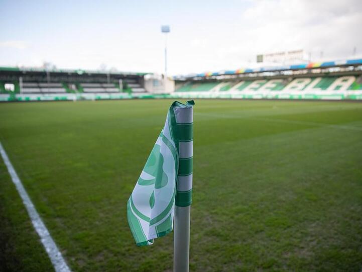 Eine Eckfahne vor der Kulisse des leeren Stadions der Spvgg Greuther Fürth. Foto: Daniel Karmann/dpa/Archivbild
