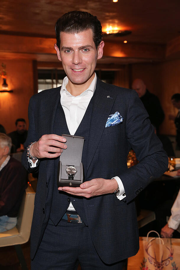 Alessandro Rizzo, Geschäftsführer von Wempe in der Maximilianstraße, überreichte jedem Rentner eine Uhr Alessandro Rizzo, Geschäftsführer von Wempe in der Maximilianstraße, überreichte jedem Rentner eine Uhr