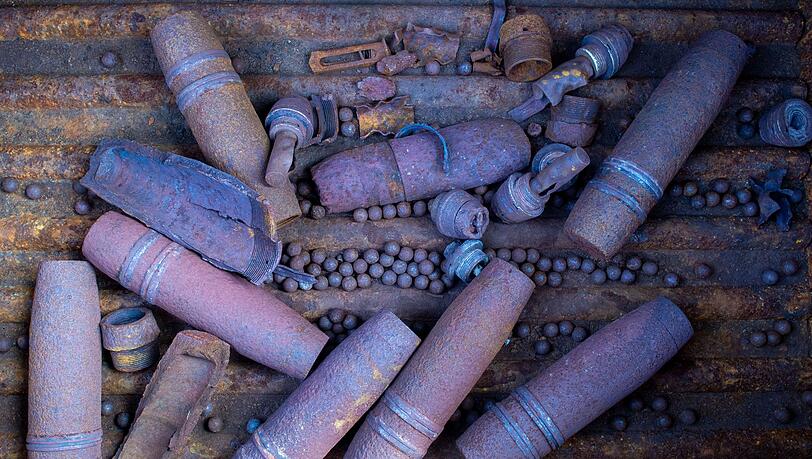 Mit einem Weltkriegsgeschoss im Gesäß hat ein junger Mann in Frankreich einen Einsatz des Kampfmittelräumdienstes in einer Klinik ausgelöst. (Symbolbild) Mit einem Weltkriegsgeschoss im Gesäß hat ein junger Mann in Frankreich einen Einsatz des Kampfmittelräumdienstes in einer Klinik ausgelöst. (Symbolbild)