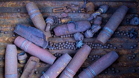 Mit einem Weltkriegsgeschoss im Ges&auml;&szlig; hat ein junger Mann in Frankreich einen Einsatz des Kampfmittelr&auml;umdienstes in einer Klinik ausgel&ouml;st. (Symbolbild)