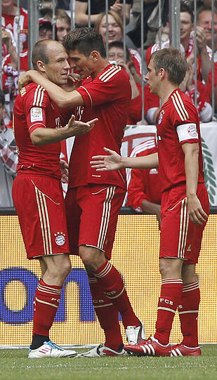 PHILIPP LAHM: Musste sich Robbens Schimpftiraden nach dem 0:1 anhören &ndash; aber wohl nicht, weil der Kapitän den Japaner Okazaki nicht am Konterkopfballtor hindern konnte. Sonst? Solide. Note: 3