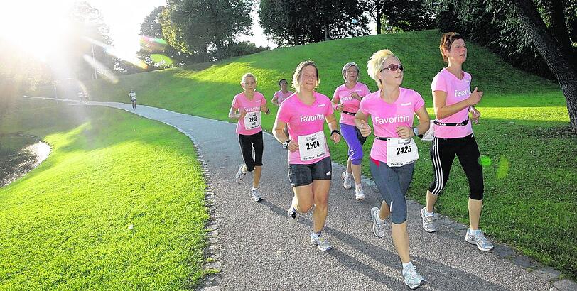 Die Kulisse stimmt: Ganz in rosa liefen die Teilnehmerinnen des Women's Run 2010 während des Sonnenuntergangs durch den Olympiapark.