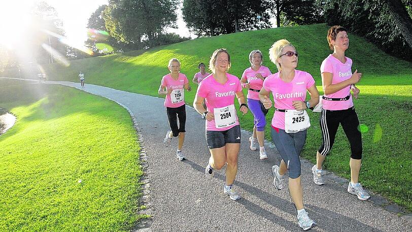 Die Kulisse stimmt: Ganz in rosa liefen die Teilnehmerinnen des Women's Run 2010 während des Sonnenuntergangs durch den Olympiapark. Die Kulisse stimmt: Ganz in rosa liefen die Teilnehmerinnen des Women's Run 2010 während des Sonnenuntergangs durch den Olympiapark.
