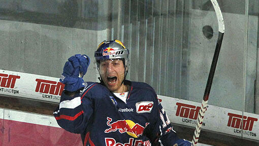 Da jubelt er noch: Münchens Mike Kompo nach seinem Tor zum 2:1. Das Spiel gegen die Hamburg Freezers am Mittwoch verliert der EHC mit 2:3. Da jubelt er noch: Münchens Mike Kompo nach seinem Tor zum 2:1. Das Spiel gegen die Hamburg Freezers am Mittwoch verliert der EHC mit 2:3.