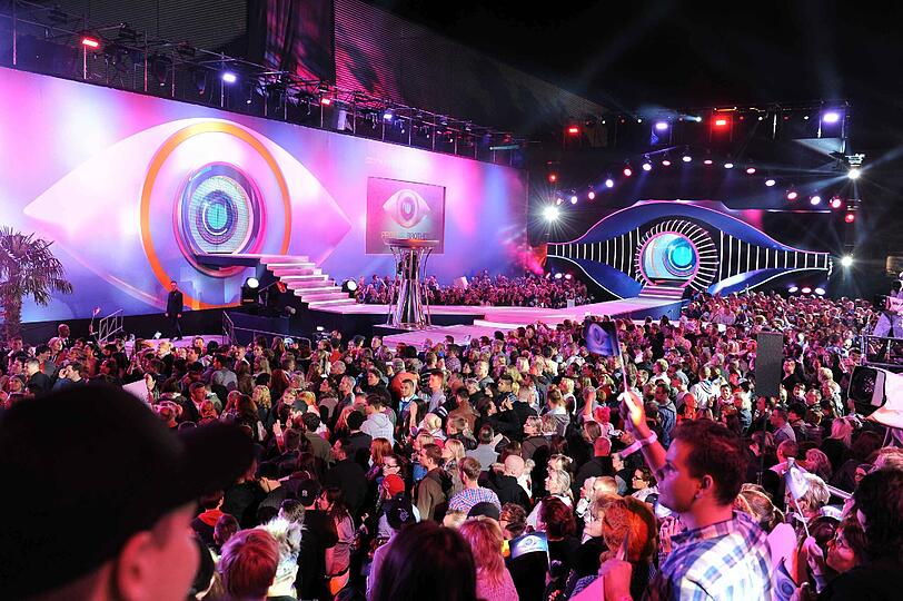 Die Fans haben sich versammelt und warten gespannt, welche Promis in das "Promi Big Brother"-Haus einziehen werden.