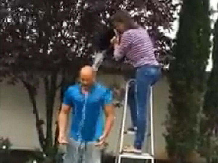 Eine Ladung Wasser für den Ex-"Bachelor": Christian Tews bei der "Ice Bucket Challenge"