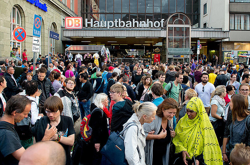 Menschenmassen vor dem Hauptgebäude. Alle musste raus.