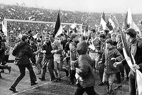 1966 gab es für die Fans kein Halten mehr: 1860 ist Deutscher Meister, ganz vorne umarmt ein Fan Hans Rebele.
