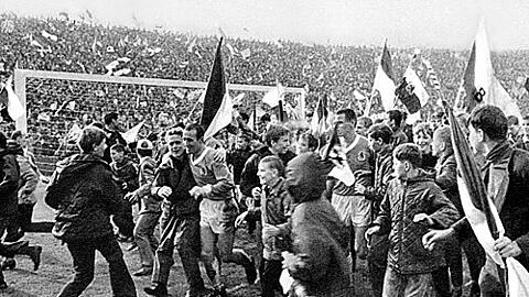 1966 gab es für die Fans kein Halten mehr: 1860 ist Deutscher Meister, ganz vorne umarmt ein Fan Hans Rebele.
