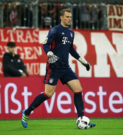 MANUEL NEUER: NOTE 2. Parierte Koos Elfmeter. War beim 1:2 dann machtlos und kassierte damit saisonübergreifend mit Bayern den ersten Pokaltreffer nach zuvor fünf Spielen ohne Gegentor.