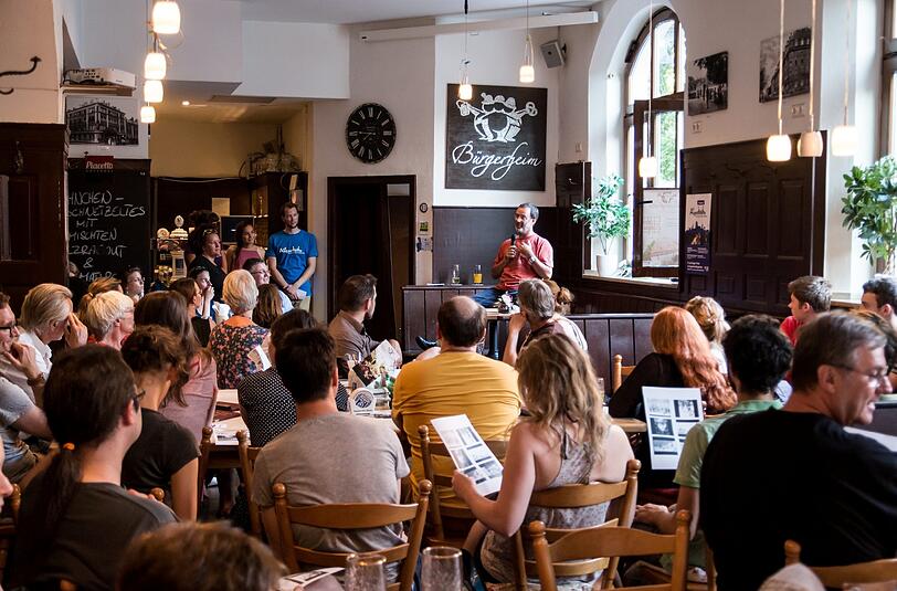 Beim Science Café wird zugehört und anschließend diskutiert.