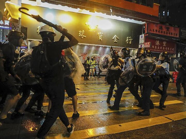 Polizisten und Demonstranten stoßen während des Protests aufeinander.