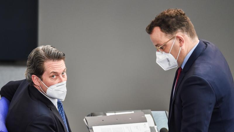 Andreas Scheuer (CSU, l), Bundesverkehrsminister, und Jens Spahn (CDU), Bundesgesundheitsminister, im Plenarsaal des Deutschen Bundestags.