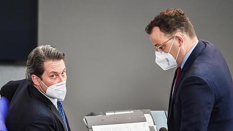 Andreas Scheuer (CSU, l), Bundesverkehrsminister, und Jens Spahn (CDU), Bundesgesundheitsminister, im Plenarsaal des Deutschen Bundestags.