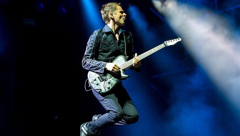 Matt Bellamy von Muse auf der Bühne.