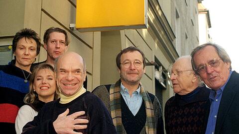 Ein Bild aus viel besseren Zeiten im Januar 1999: Die Mannschaft der Münchner Lach- und Schießgesellschaft vor ihrem Domizil in der UrsulastraßeMünchen: v.l. Geschäftsführerin Catherine Miville und die Ensemblemitglieder Simone Solga, Andreas Rebers, Hans-Jürgen Silbermann und Erich Hallhuber. Rechts daneben die Stützen des Kabaretts, Autor Klaus Peter Schreiner und Dieter Hildebrandt.