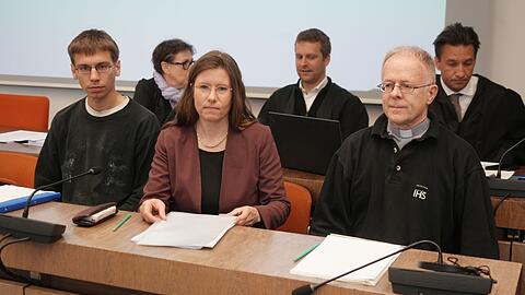 Vor Prozessbeginn: die angeklagten Klima-Aktivisten Luca Thomas, Cornelia Huth und Jörg Alt (v.l.) und ihre Anwälte.