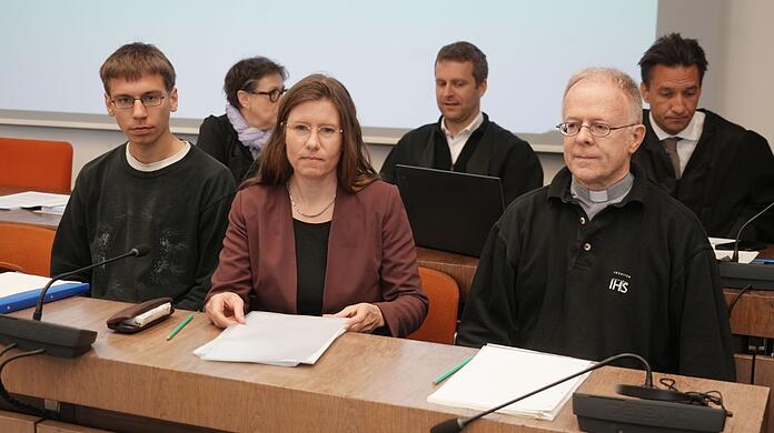 Vor Prozessbeginn: die angeklagten Klima-Aktivisten Luca Thomas, Cornelia Huth und Jörg Alt (v.l.) und ihre Anwälte.