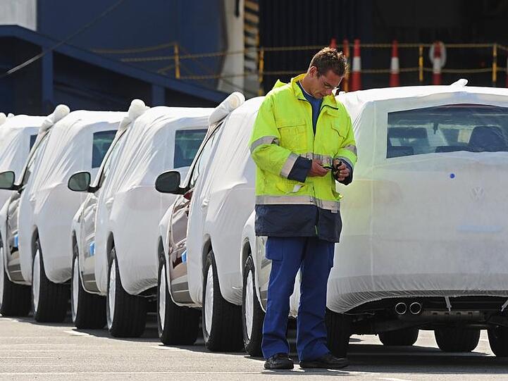 Neuwagen warten auf ihre Reise &ndash; die Autobranche boomt wieder. Und sie gibt das oft an ihre Mitarbeiter weiter.
