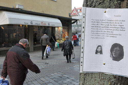 Wo ist Franziska? Ihre Mutter klebt in ganz Nürnberg Plakate mit einem Bild ihrer Tochter. Am Hauptbahnhof verlor sich vor zwei Wochen ihre Spur.